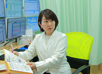 女性の糖尿病専門医が診察を実施